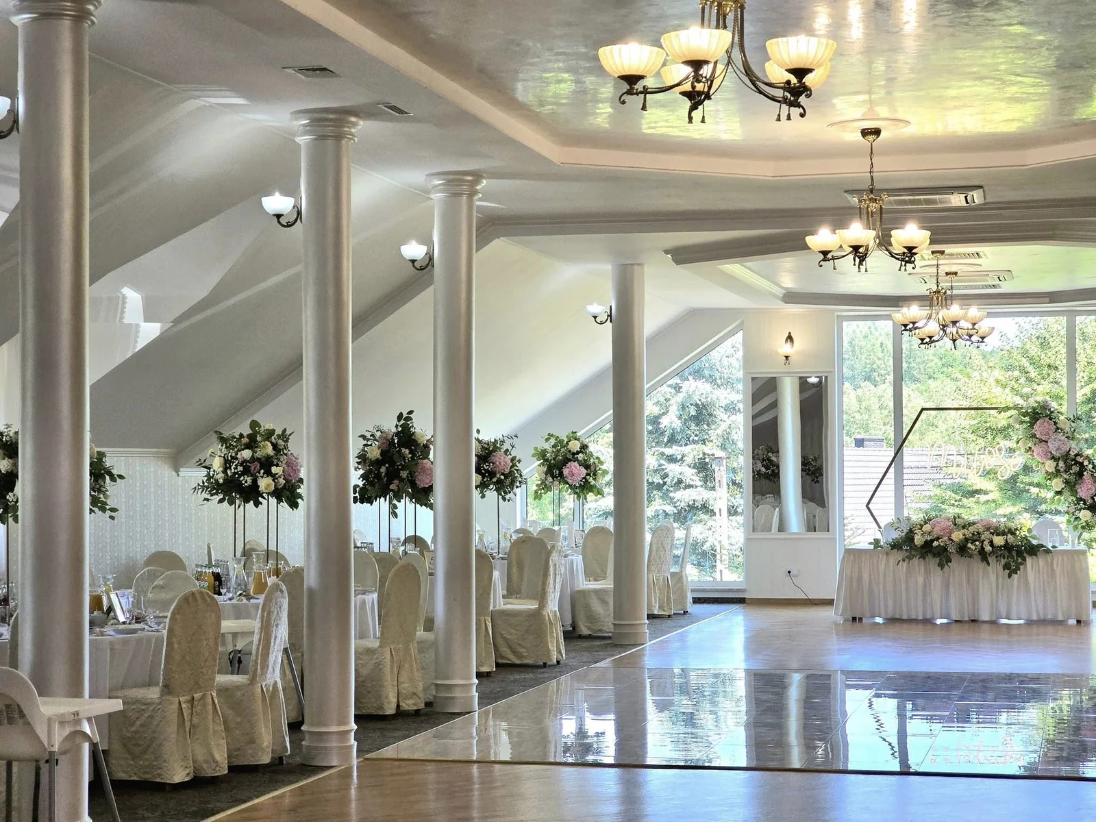 Sala Krzemieniec przygotowana do przyjęcia weselnego